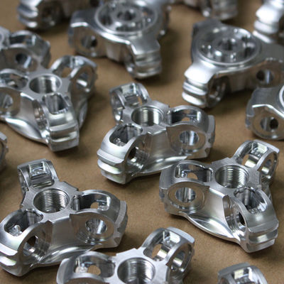 Piezas de aluminio mecánicas modificadas para requisitos particulares del CNC que pulen con chorro de arena el final superficial que defiende de seda