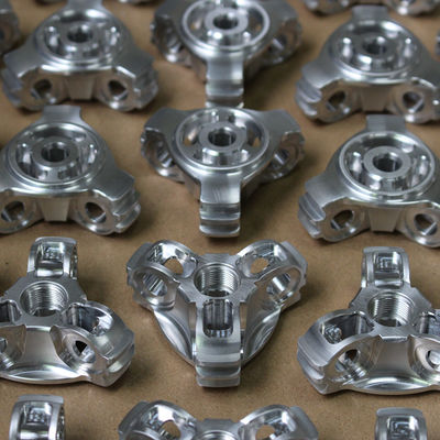El CNC de aluminio mecánico trabajó a máquina las piezas que anodizaban al OEM superficial de pintura del final