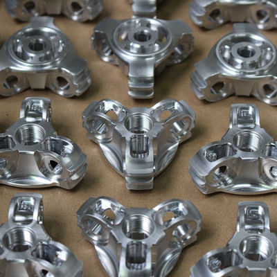 Piezas de aluminio mecánicas modificadas para requisitos particulares del CNC que pulen con chorro de arena el final superficial que defiende de seda