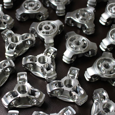 Final superficial de plata de anodización de aluminio mecánico de la alta precisión de las piezas del CNC que trabaja a máquina