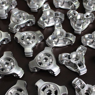 Final superficial de plata de anodización de aluminio mecánico de la alta precisión de las piezas del CNC que trabaja a máquina
