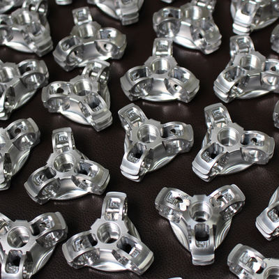 La alta precisión molió las piezas de aluminio del CNC que pulían con chorro de arena final superficial de plata de anodización