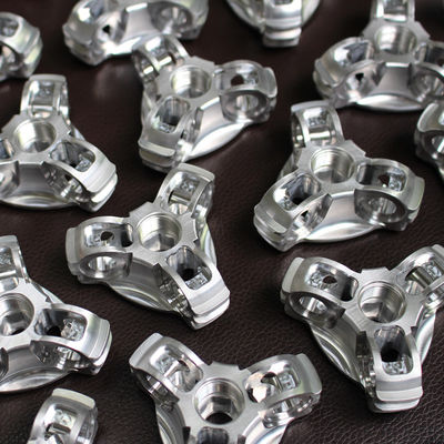 La alta precisión molió las piezas de aluminio del CNC que pulían con chorro de arena final superficial de plata de anodización