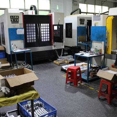 Final superficial de pulido que enarena mecánico de la pieza de aluminio del CNC que muele