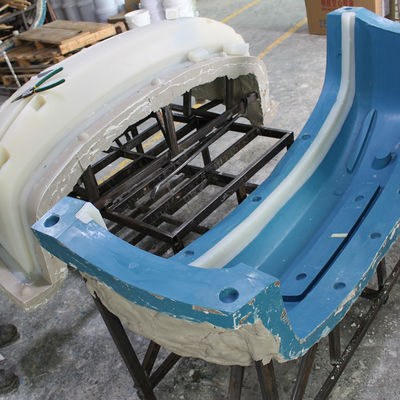 Fabricación del bajo volumen de la industria del automóvil de RIM Large Bumper Parts For del moldeo a presión de reacción