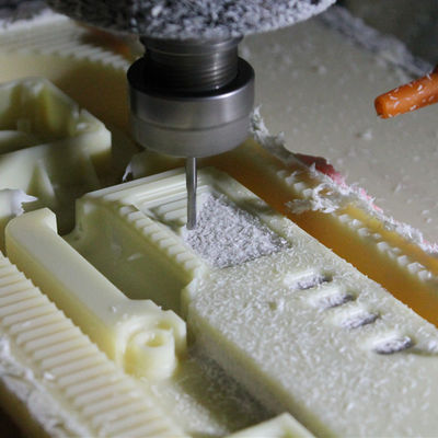 El CNC del ABS molió las piezas rápidas de la fabricación del prototipo que quitaban las rebabas de final superficial que enarenaba