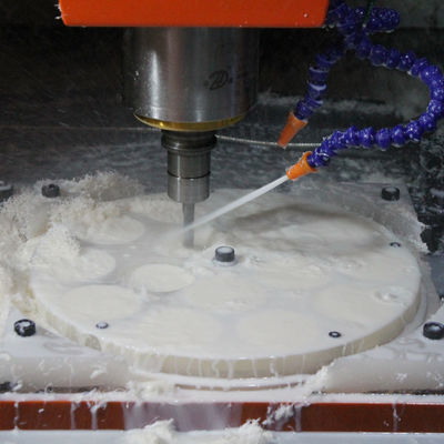 Piezas plásticas mecánicas modificadas para requisitos particulares del CNC PP que enarenan puliendo con chorro de arena el final superficial