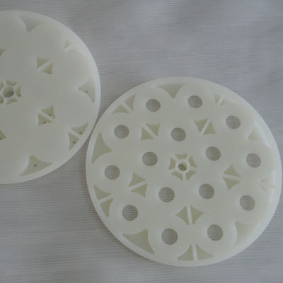 Piezas plásticas mecánicas modificadas para requisitos particulares del CNC PP que enarenan puliendo con chorro de arena el final superficial